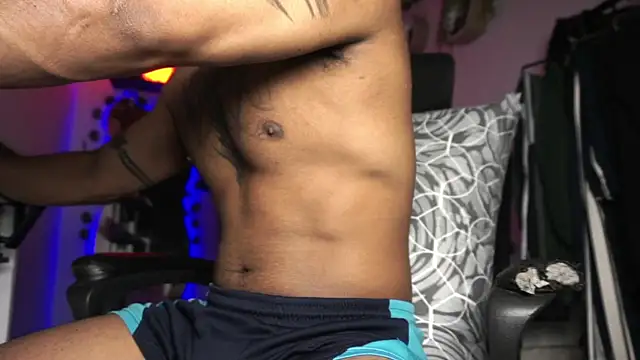 Snapshot of Young_laroi chatting on June 12, 2026, 6:12 am Young laroi online show from June 12, 2026, 6:12 am