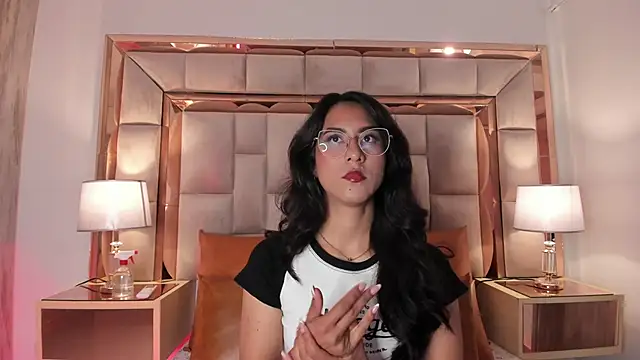 Snapshot of DaraBeckett chatting on January 18, 2025, 12:04 pm DaraBeckett online show from January 18, 2025, 12:04 pm