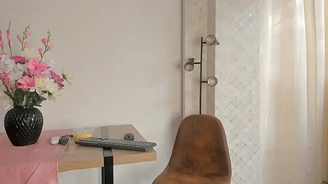 Snapshot of DaraBeckett chatting on September 13, 2025, 12:05 pm DaraBeckett online show from September 13, 2025, 12:05 pm