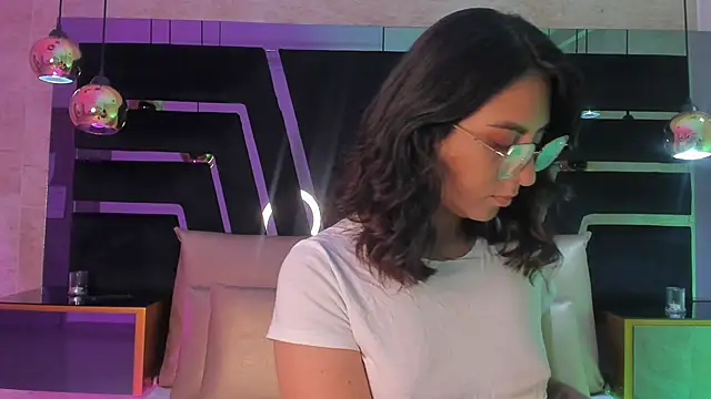 Snapshot of DaraBeckett chatting on October 19, 2025, 11:44 am DaraBeckett online show from October 19, 2025, 11:44 am