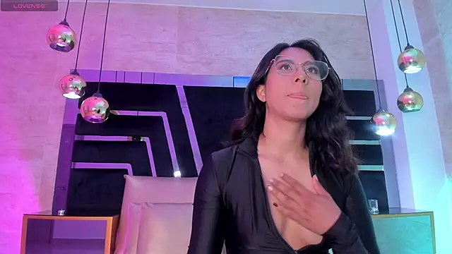 Snapshot of DaraBeckett chatting on November 8, 2025, 12:05 pm DaraBeckett online show from November 8, 2025, 12:05 pm