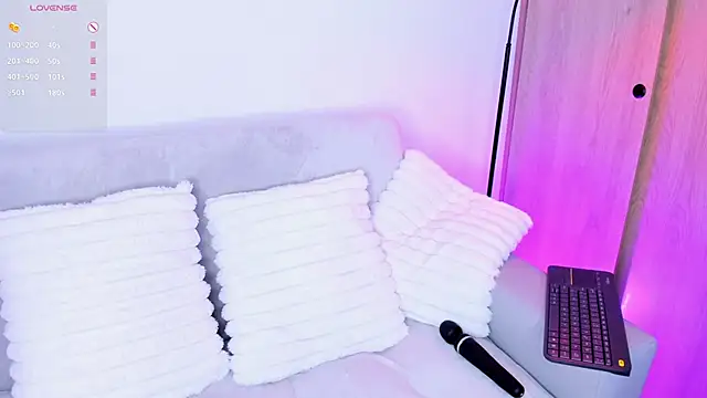 Snapshot of meow_moon_ chatting on October 27, 2025, 11:25 am meow moon online show from October 27, 2025, 11:25 am