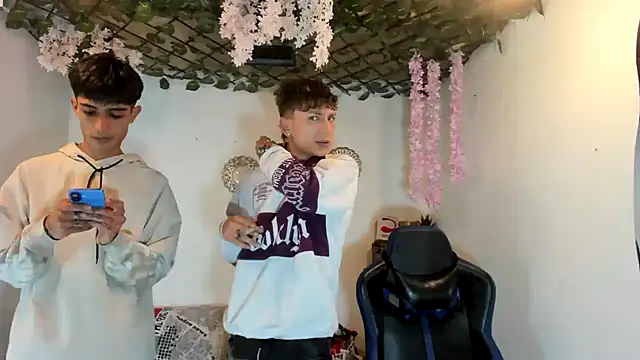 oliverhot2005 online show from October 5, 2025, 10:51 pm