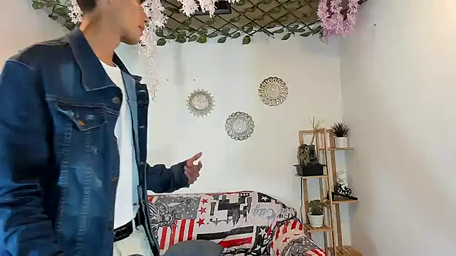 oliverhot2005 online show from November 5, 2025, 9:59 pm