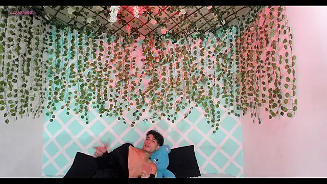 oliverhot2005 online show from December 19, 2025, 9:00 pm