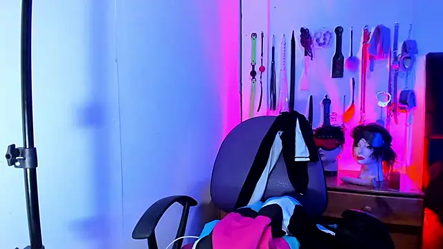 Snapshot of LucyStrike_ chatting on January 9, 2026, 10:55 pm LucyStrike online show from January 9, 2026, 10:55 pm