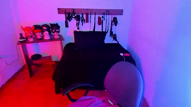 Snapshot of LucyStrike_ chatting on January 13, 2026, 11:32 pm LucyStrike online show from January 13, 2026, 11:32 pm