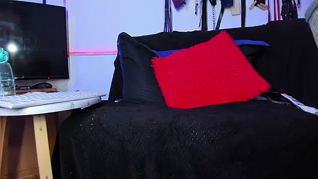 Snapshot of LucyStrike_ chatting on February 11, 2026, 11:21 pm LucyStrike online show from February 11, 2026, 11:21 pm