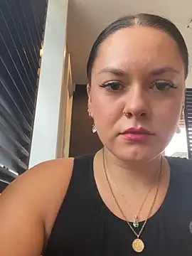 Snapshot of Luccreccia_ chatting on September 20, 2025, 9:21 am Luccreccia online show from September 20, 2025, 9:21 am