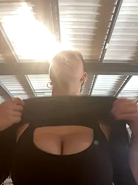 Luccreccia  online show from October 12, 2025, 8:24 am