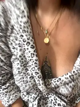 Luccreccia  online show from October 18, 2025, 9:10 am