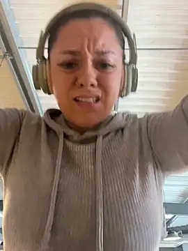 Luccreccia  online show from November 2, 2025, 10:17 am