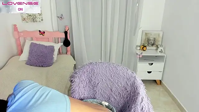 cute roxy online show from October 21, 2025, 1:28 am