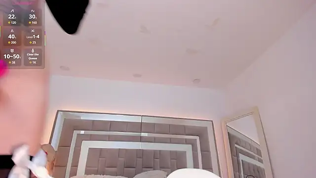 Nicolle foxy online show from January 19, 2026, 1:59 pm