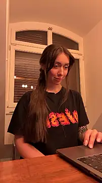 emiliasommer online show from September 30, 2025, 6:35 pm