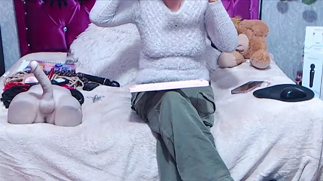 AyshaScott online show from April 18, 2026, 2:54 pm