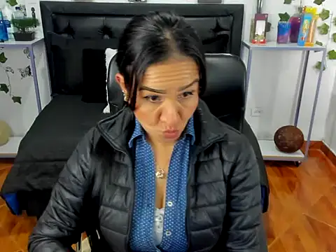 Snapshot of Violeta_stilll chatting on November 19, 2025, 6:30 pm Violeta stilll online show from November 19, 2025, 6:30 pm