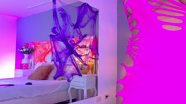 KateVenegas online show from October 24, 2025, 8:16 pm