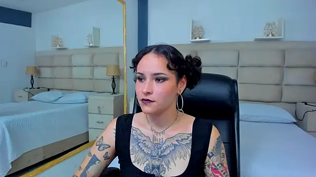 AnnyThompson  online show from October 17, 2025, 9:06 pm