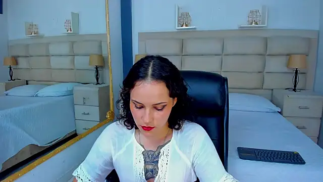 AnnyThompson  online show from November 10, 2025, 9:14 pm