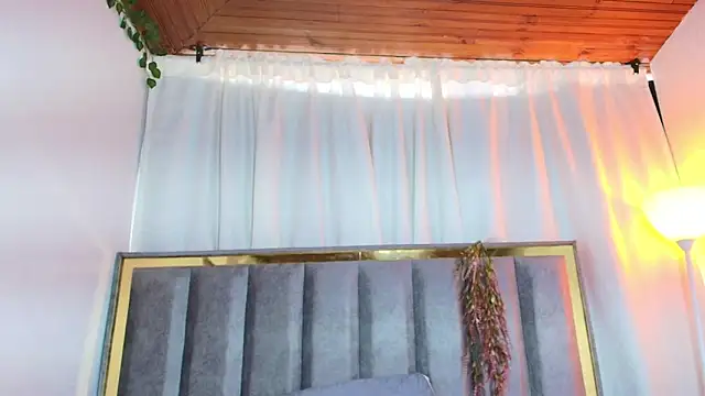 Zoe Curvy online show from February 16, 2026, 12:34 pm