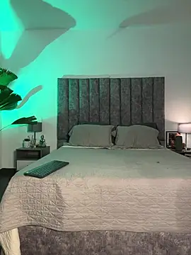 milaivanova online show from December 15, 2025, 9:52 pm