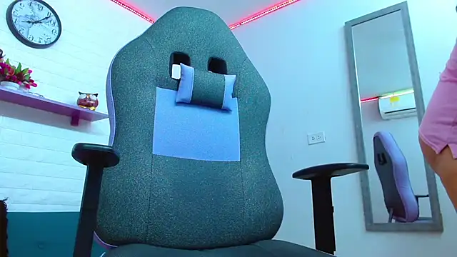 snowflake xxx online show from January 14, 2025, 7:32 pm