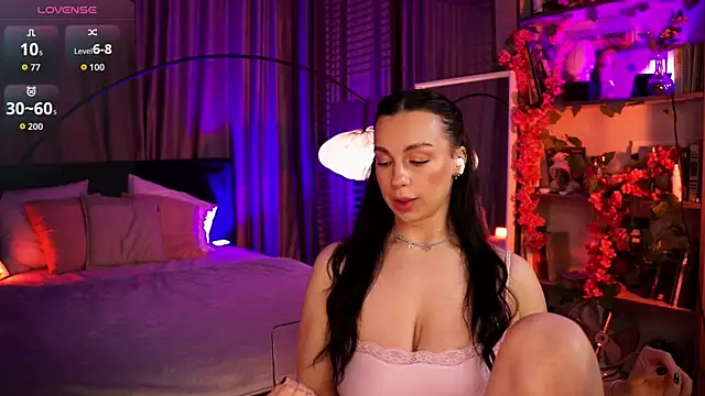 Snapshot of LunaNight chatting on October 5, 2025, 8:29 pm LunaNight online show from October 5, 2025, 8:29 pm