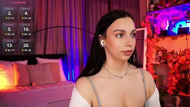 Snapshot of LunaNight chatting on October 7, 2025, 8:28 pm LunaNight online show from October 7, 2025, 8:28 pm