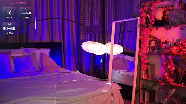 Snapshot of LunaNight chatting on October 14, 2025, 9:15 pm LunaNight online show from October 14, 2025, 9:15 pm