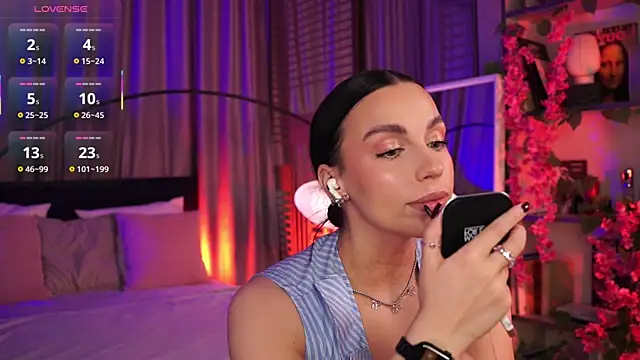 Snapshot of LunaNight chatting on October 26, 2025, 8:26 pm LunaNight online show from October 26, 2025, 8:26 pm