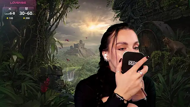 Snapshot of LunaNight chatting on October 27, 2025, 8:24 pm LunaNight online show from October 27, 2025, 8:24 pm