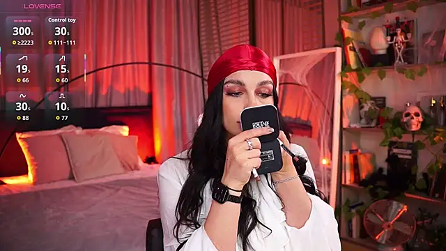 Snapshot of LunaNight chatting on November 1, 2025, 8:33 pm LunaNight online show from November 1, 2025, 8:33 pm