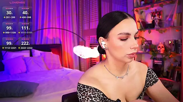 Snapshot of LunaNight chatting on November 3, 2025, 8:21 pm LunaNight online show from November 3, 2025, 8:21 pm