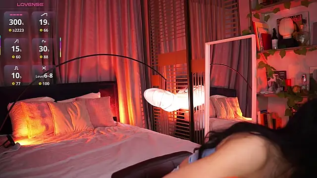 Snapshot of LunaNight chatting on November 9, 2025, 8:40 pm LunaNight online show from November 9, 2025, 8:40 pm