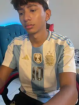 Leonarrrd 01 online show from February 3, 2026, 10:48 pm