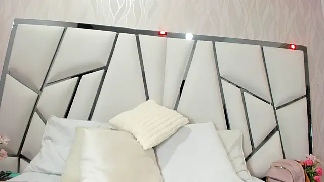  aurora18  online show from October 16, 2025, 3:07 am