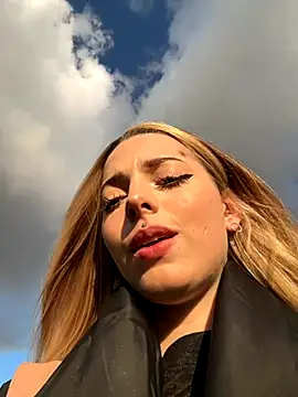 LoraaDoll online show from October 18, 2025, 1:12 pm