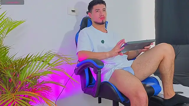 EdwardRoss  online show from October 28, 2025, 8:00 pm