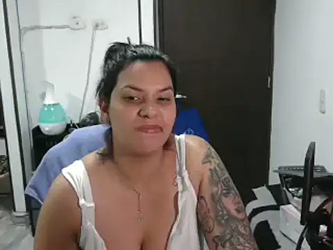 Snapshot of CarolinaRincon chatting on March 11, 2025, 9:04 pm CarolinaRincon online show from March 11, 2025, 9:04 pm