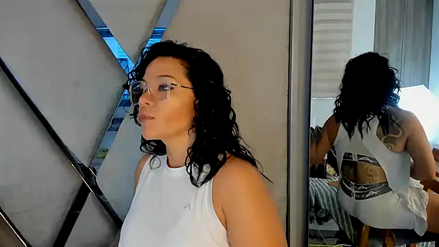 Snapshot of paula_daniela1 chatting on February 18, 2025, 9:42 pm paula daniela1 online show from February 18, 2025, 9:42 pm