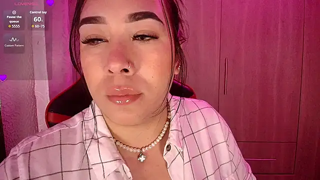 leahtemptation3 online show from December 3, 2025, 12:03 pm