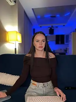 Snapshot of DinaTasty chatting on October 14, 2025, 6:20 pm DinaTasty online show from October 14, 2025, 6:20 pm