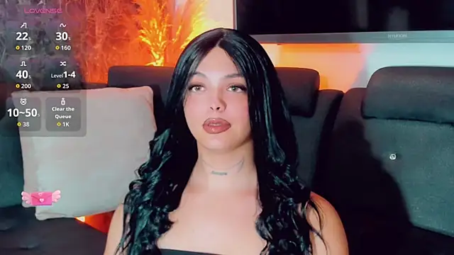 Emmaa Saenz  online show from May 18, 2026, 11:21 pm