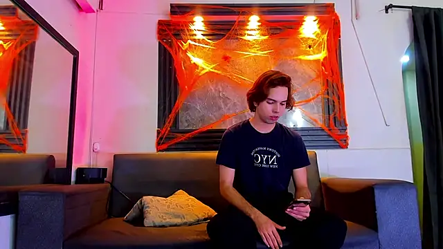 liam genner  online show from October 30, 2025, 7:58 pm