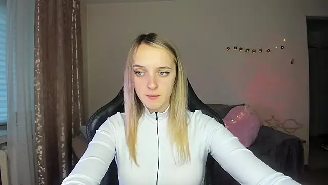 Snapshot of RouseReed chatting on October 27, 2025, 12:42 pm RouseReed online show from October 27, 2025, 12:42 pm