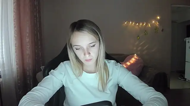 Snapshot of RouseReed chatting on October 28, 2025, 1:03 pm RouseReed online show from October 28, 2025, 1:03 pm