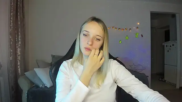 Snapshot of RouseReed chatting on November 10, 2025, 7:18 am RouseReed online show from November 10, 2025, 7:18 am