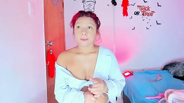 Emily Coper18 online show from October 13, 2025, 1:11 pm