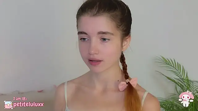 petiteluluxx online show from September 24, 2025, 9:01 am